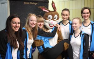 Gruppenbild Hase und Schwimmerinnen Zahngesundheit Halle Zahnarzt Roger Barz