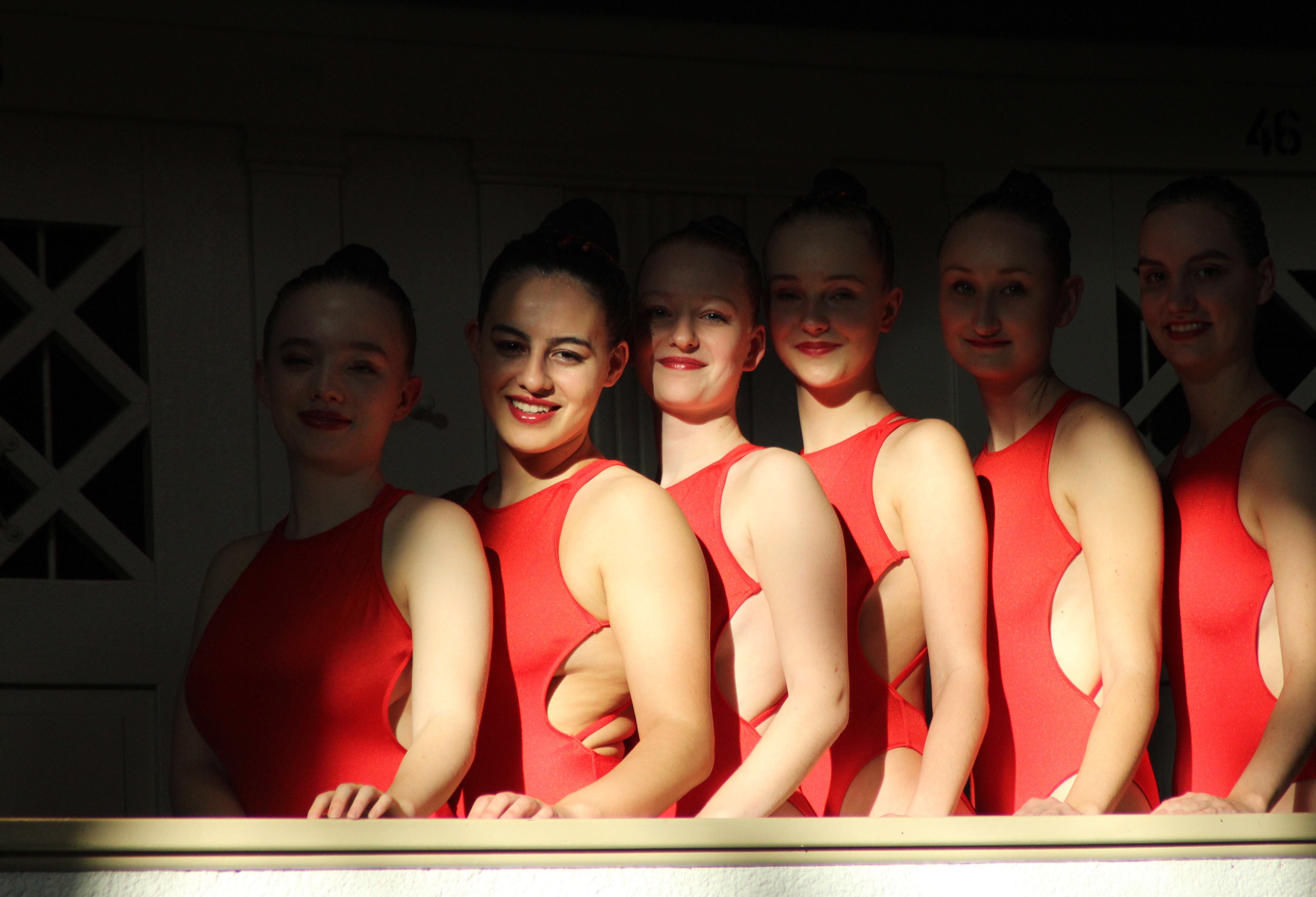 Synchronschwimmerinen auf Empore Zahngesundheit Halle Zahnarzt Roger Barz