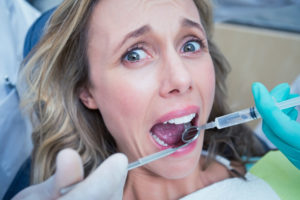 Frau mit Spritze Angstpatient Zahngesundheit Halle