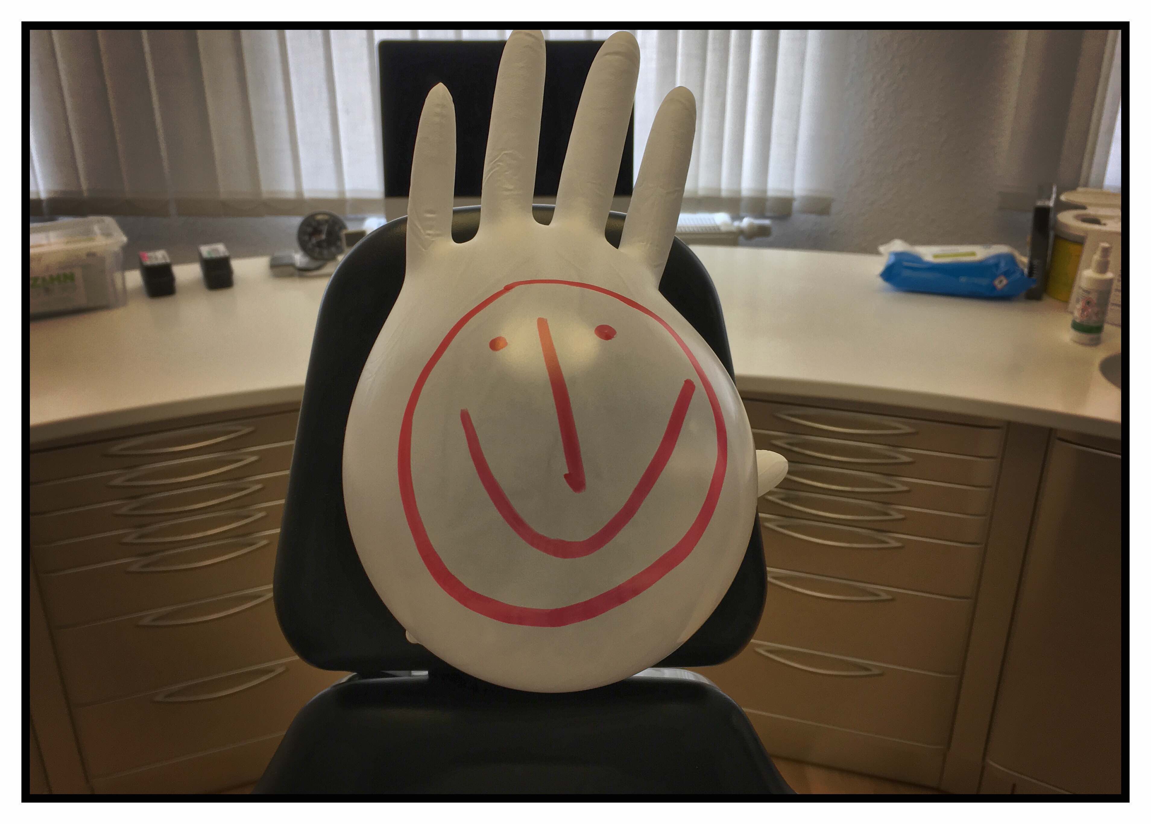 Zahnarzthandschuh Mit Smily Zahngesundheit Halle