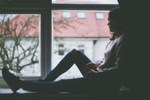 Frau im Fenster Zahngesundheit Halle