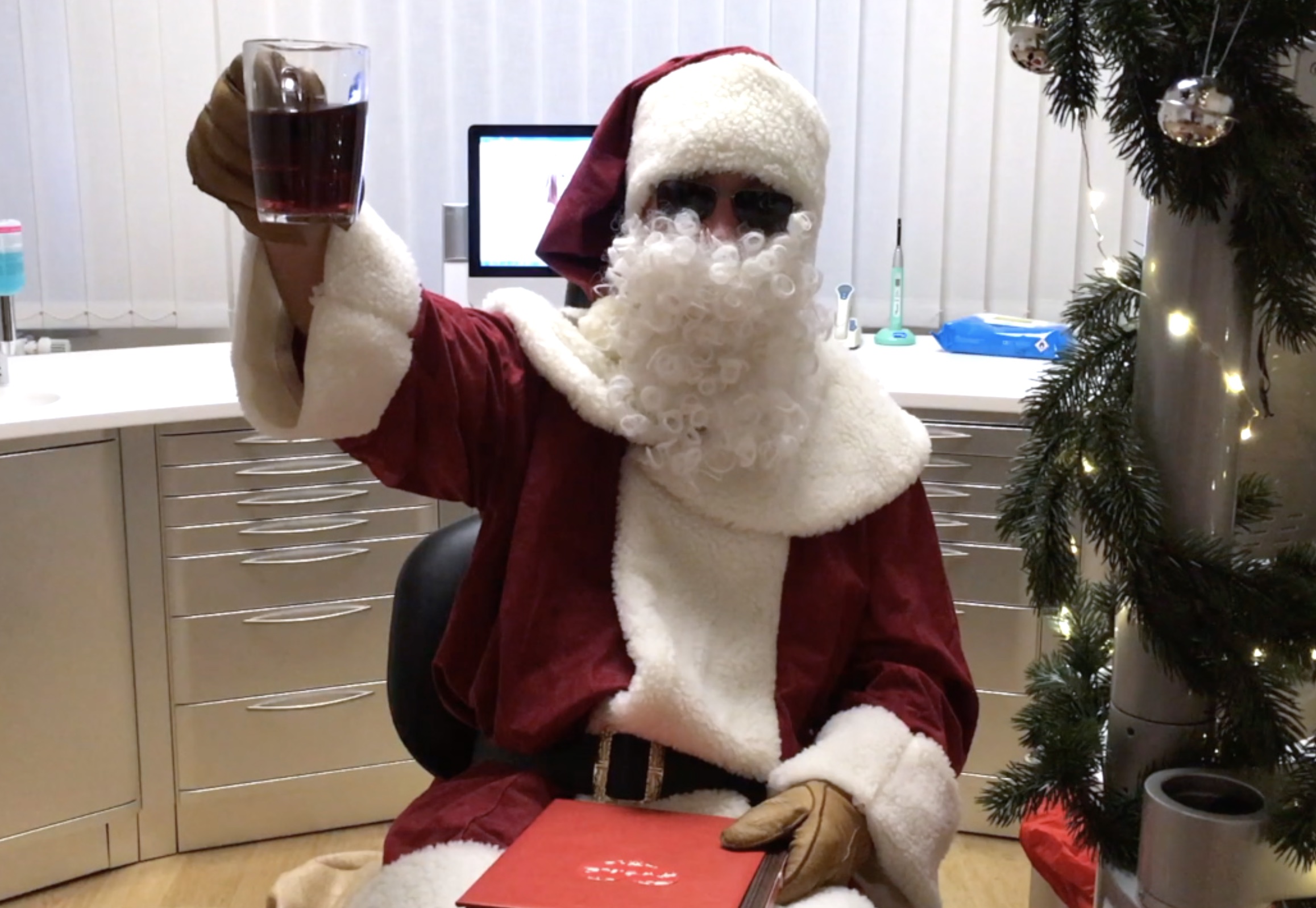 Weihnachtsmann Erhebt Das Glas Zahngesundheit Halle