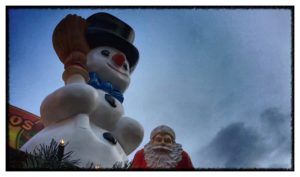Weihnachtsmarkt Zahngesundheit Halle Figuren auf Dach