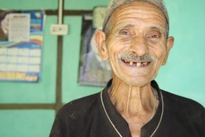 alter Mann ohne Zähne Zahnarztpraxis Roger Barz Halle Saale