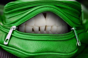 Tasche mit Gebiss Zahnarztpraxis Roger Barz Halle
