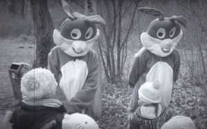 Osterhase mit Kindern Zahnarzt Roger Barz Halle