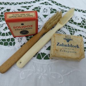 Zahnbürste alt Zahnarzt Roger Barz Halle