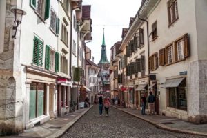 gasse Zahnschmerzen Schweiz Zahnarzt Roger Barz Halle